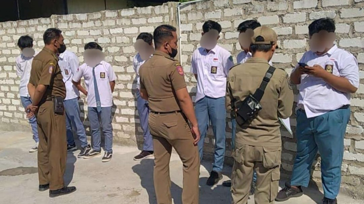 Ngaku Pergi Sekolah, Sejumlah Siswa Bolos Terjaring Razia Petugas Satpol PP Pamekasan
            - galeri foto