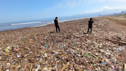Bikin Geleng-Geleng Kepala, Tumpukan Sampah di Pantai Talaca  Capai 200 Ton