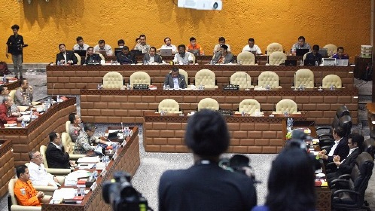 Jalur Koneksi Orang Dalam, Ketua Komisi V DPR Ngaku Sering Pesan Tiket Pesawat Lewat Presdir Lion Air
            - galeri foto