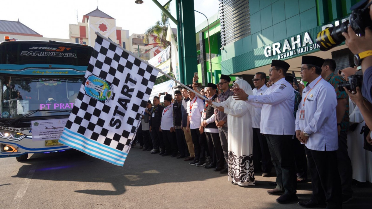 Gubernur Jatim Khofifah Lepas Kloter 1 Asal Bangkalan di Embarkasi Surabaya
            - galeri foto