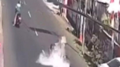 Gegara Kaget Ojol Melawan Arus, Tukang Bakso di Semarang Jatuh dari Motor dan Tersiram Kuah Panas