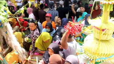 Tradisi Sedekah Bumi, Ratusan Warga di Pati Berebut Gunungan Hasil Bumi dan Nasi Berkat