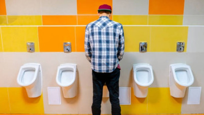 Ternyata Hukum Pria Buang Air Kecil Sambil Berdiri Menurut Buya Yahya Seharusnya...