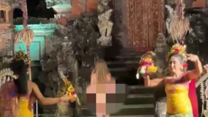 Mengejutkan! Seorang Bule Perempuan Diduga WNA Jerman Bugil Tiba-tiba Naik ke Atas Panggung Tari di Ubud Bali