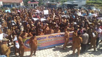 Tuntut Penyetaraan Penghasilan, Ribuan Perangkat Desa di Kerinci Demo Kantor Bupati