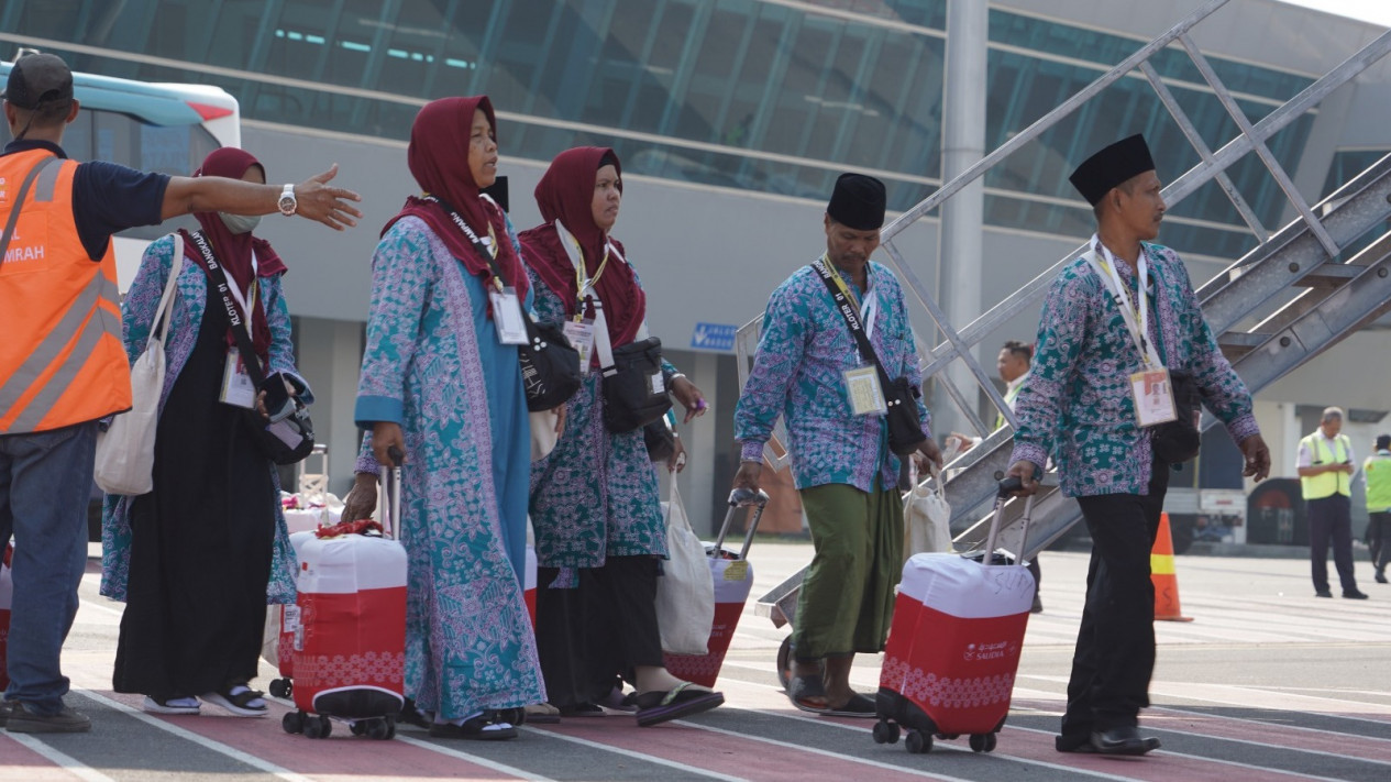 5 Jemaah Haji Embarkasi Surabaya Tidak Berangkat Karena Sakit
            - galeri foto