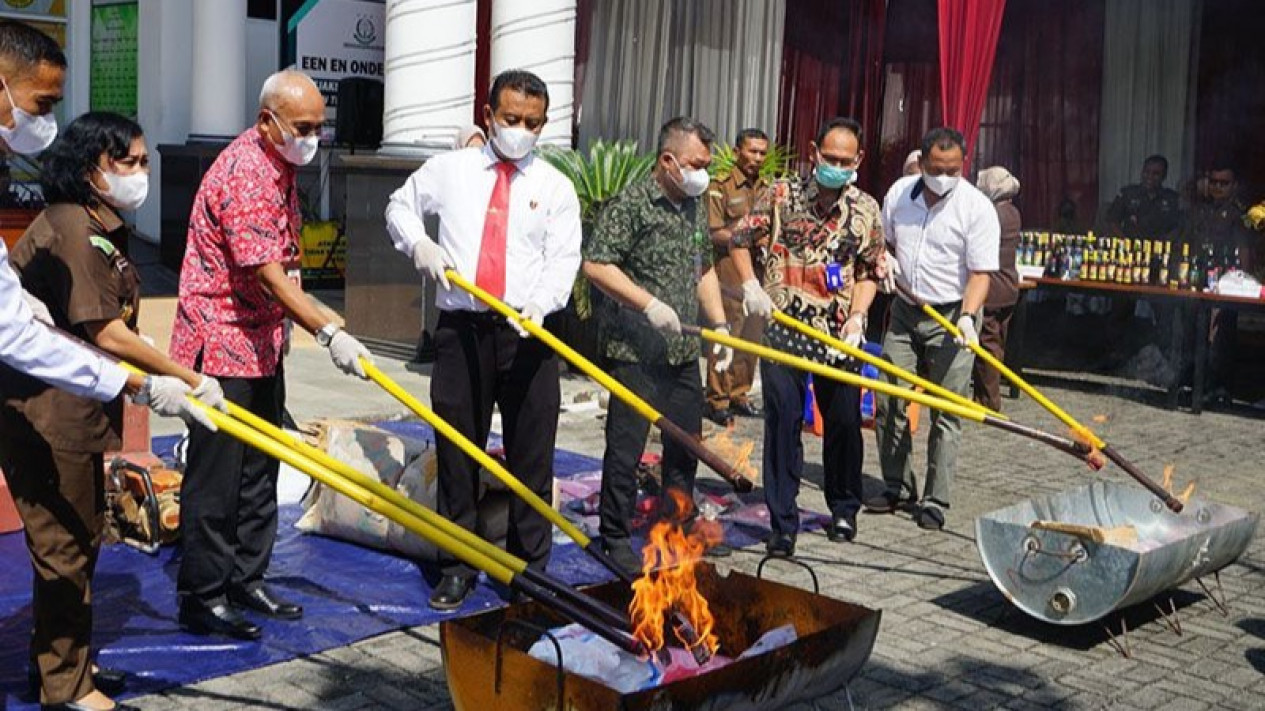 37 Perkara Tindak Pidana Dinyatakan Inkrah, Kejari Purbalingga Langsung Musnahkan Barang Bukti
            - galeri foto