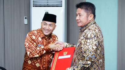 Gubernur Sumatera Selatan Herman Deru Serahkan SK Perpanjangan Pj Bupati Muba