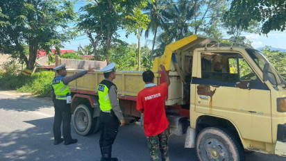Bisa Membahayakan Pengendara Lain, Truk Muatan Pasir dan Tanah Tanpa Penutup Ditertibkan Satlantas Karimun