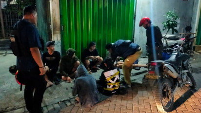 Asyik Pesta Miras Dini Hari, Segerombolan Pemuda Bertato di Gresik Diamankan Polisi