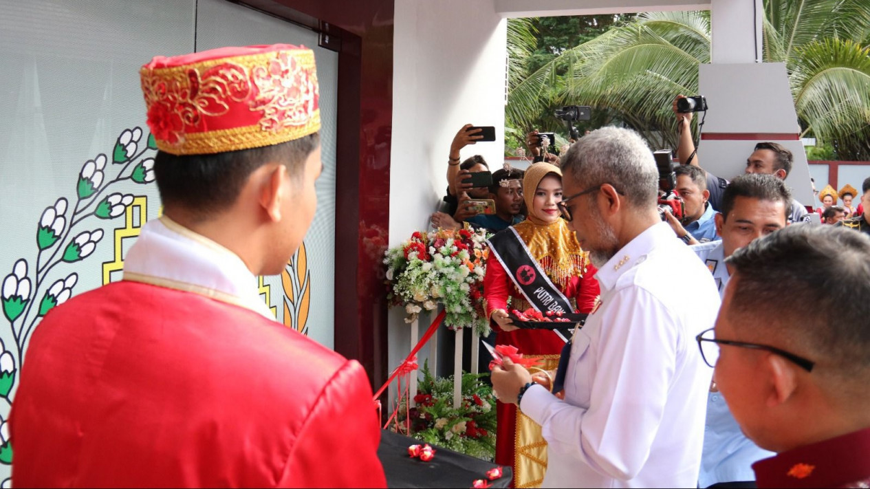 Nama Yasonna H Laoly Diabadikan Sebagai Nama Aula Imigrasi Banggai
            - galeri foto