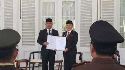 Gubernur Ridwan Kamil Serahkan SK Perpanjangan Pj Bupati Bekasi