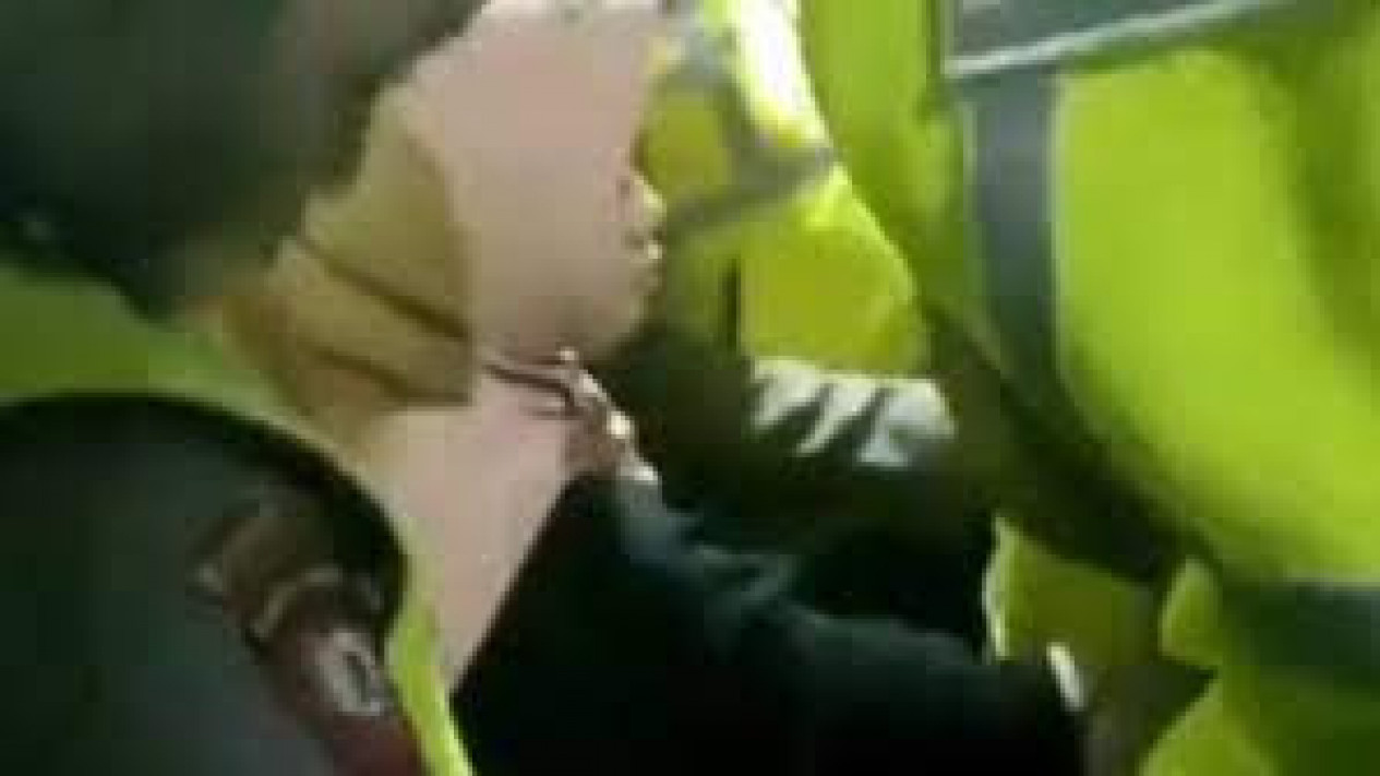 Elok Suciati Kepala Desa Sidokepung Sidoarjo yang Disekap Warga Selama 6 Jam, Evakuasinya Berlangsung Dramatis!
            - galeri foto