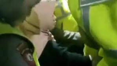 Elok Suciati Kepala Desa Sidokepung Sidoarjo yang Disekap Warga Selama 6 Jam, Evakuasinya Berlangsung Dramatis!