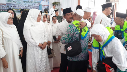 Calon Jamaah Haji Asal Kota Binjai yang Masuk Kloter 4 Dilepas Wali Kota Masuk Asrama Haji Medan