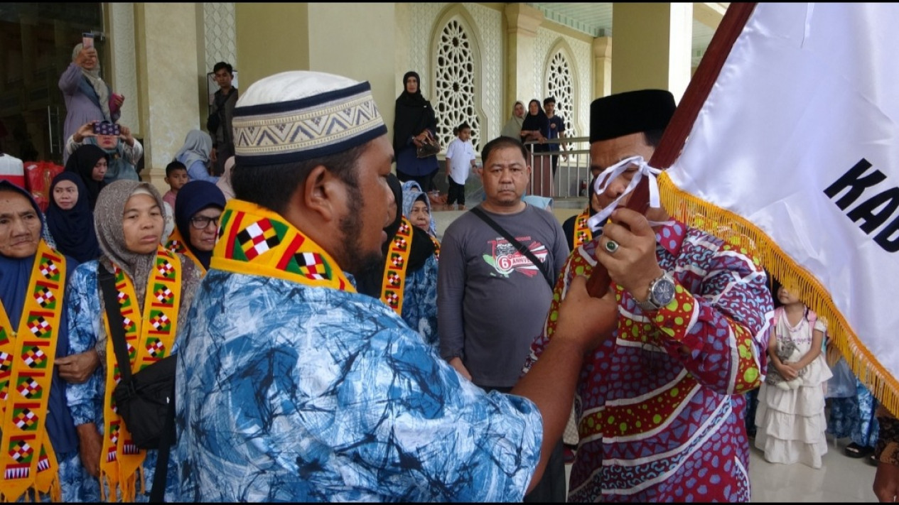 PJ Bupati Lepas 27 Orang Calon Jamaah Haji Simeulue
            - galeri foto