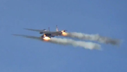 Dipenuhi Warga, Sejumlah Pesawat Tempur Koops Udara II Bermanuver di Lapangan Tembak Lumajang