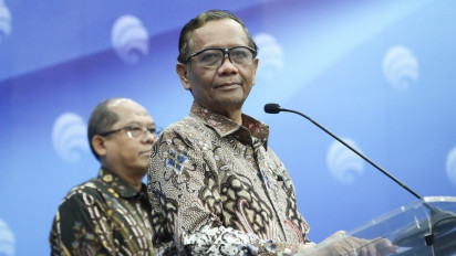 Presiden Jokowi Minta Proyek BTS 4G Tetap Lanjut, Mahfud MD Lantik Plt Dirut Bakti Baru