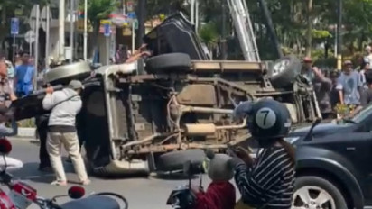 Sopir Mengantuk, Minibus Tabrak Tiang Lampu Dinas Lingkungan Hidup Kota Batu