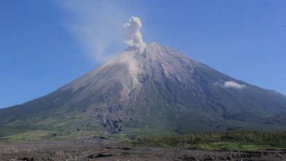 Gunung Semeru Muntahkan 6 kali Guguran Lava Sejauh 2000 Meter ke Arah Besuk Kobokan, Status Siaga