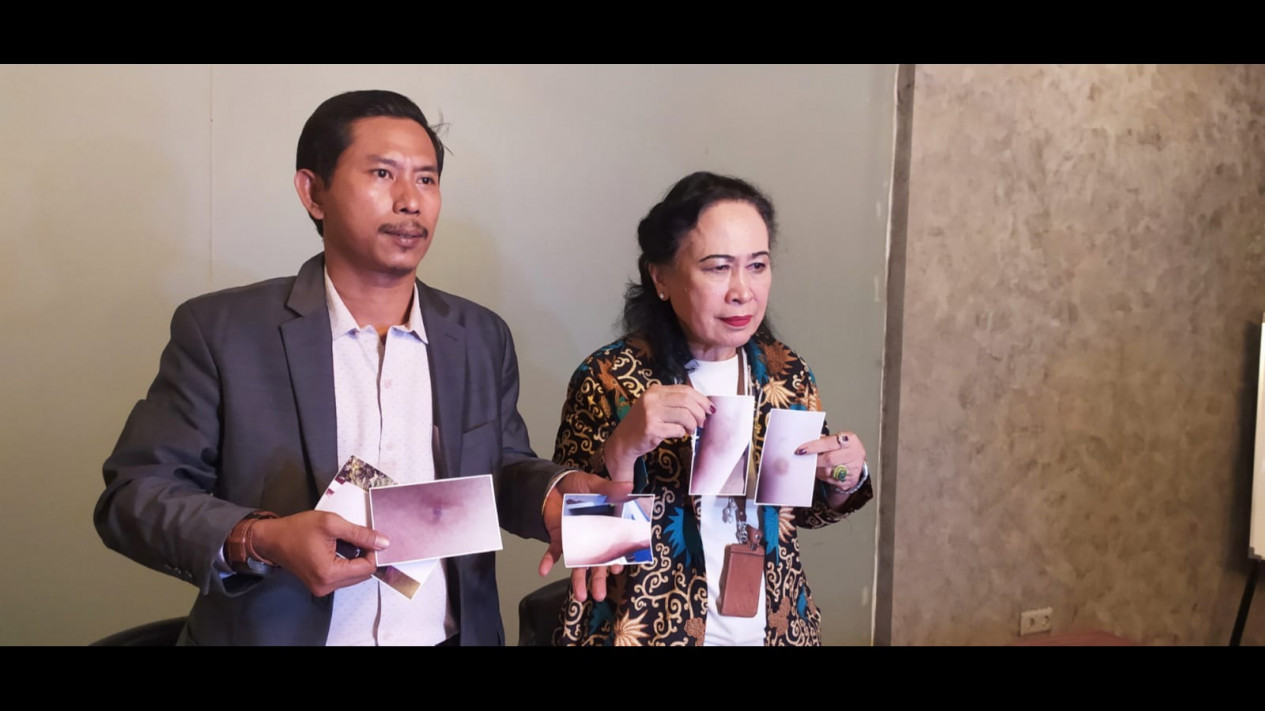 Kronologi KDRT di Depok Versi Suami: Buah Zakar Diremas hingga Bengkak
            - galeri foto