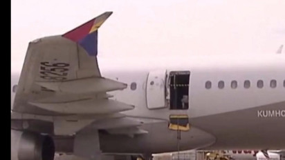 Momen Horor Pintu Darurat Pesawat Asiana Airlines Dibuka di Atas Udara
