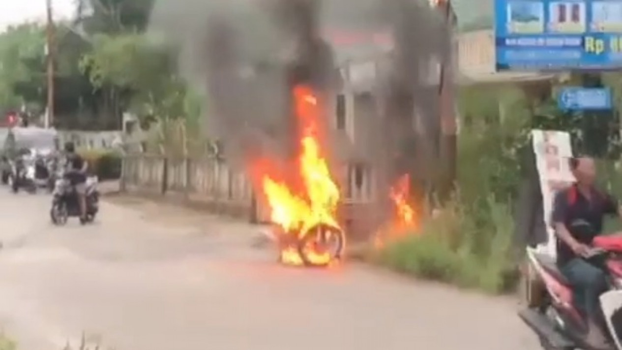 Diduga Konsleting Pengapian Satu Unit Sepeda Motor Hangus Terbakar
            - galeri foto