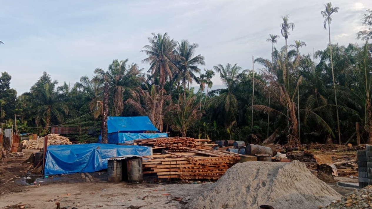 Dilema Dapur Penyulingan Minyak Mentah di Desa Pantai Cermin Langkat Terancam Tutup karena Perizinan Tidak Memadai
            - galeri foto