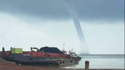 Bikin Heboh Warga! Fenomena Waterspout Jumbo Terlihat di Langit Perairan Laut Karimun