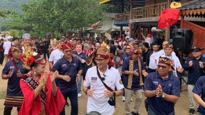 Menparekraf Sandiaga Uno Menandatangani Prasasti di Pantai Minang Rua Lampung: Penghargaan untuk 75 Desa Wisata Terbaik di Indonesia