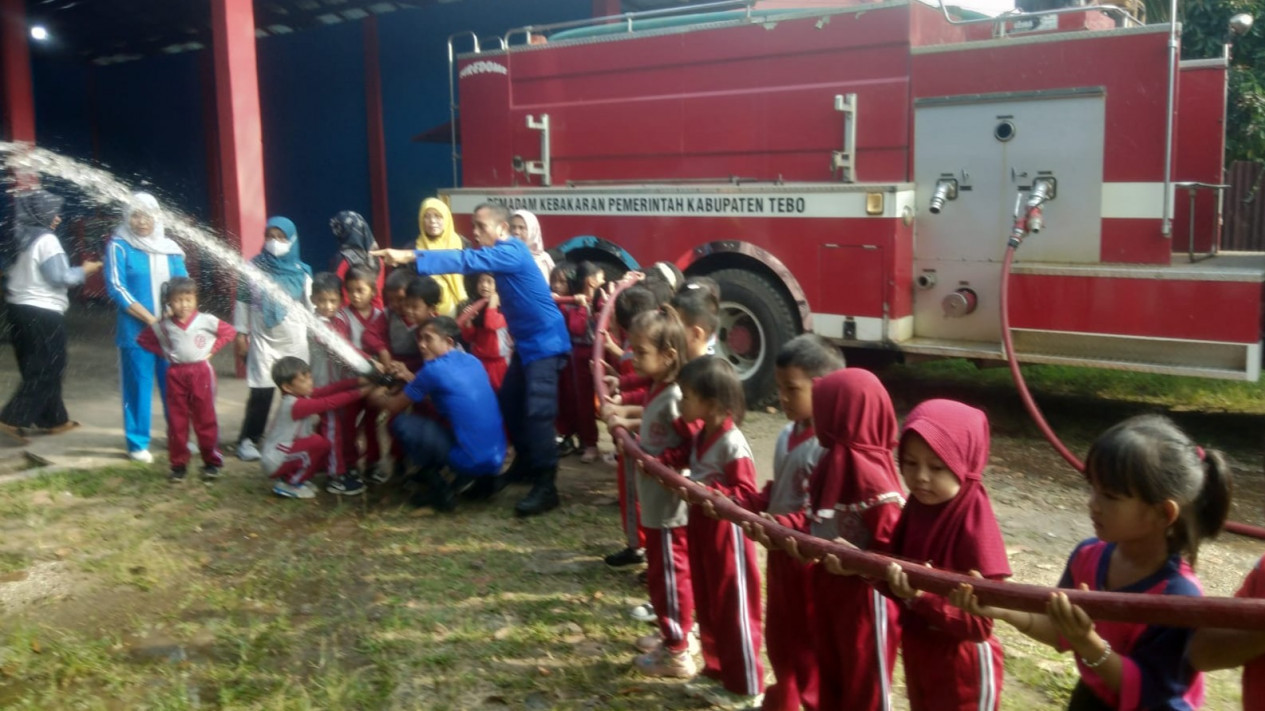 Petugas Damkar di Tebo Edukasi Puluhan Pelajar TK, Kenalkan Peralatan Damkar dan Bahaya Kebakaran
            - galeri foto