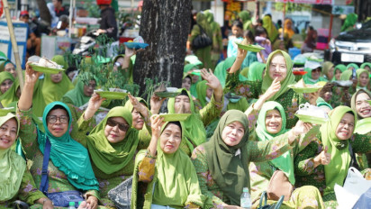 Ribuan Muslimat NU di Sidoarjo Pecahkan Rekor MURI Makan Kupang Lontong Bersama