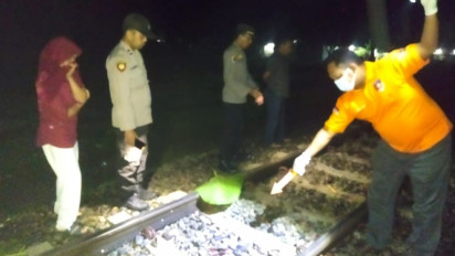 Duduk di Rel Usai Beli Rokok, 2 Remaja Tewas Tertabrak Kereta Api