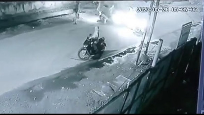 Viral Aksi Begal 5 Pria Remaja di Jalan Rajawali Sunggal - Korban Dipukul Besi dan Leher Ditempel Klewang