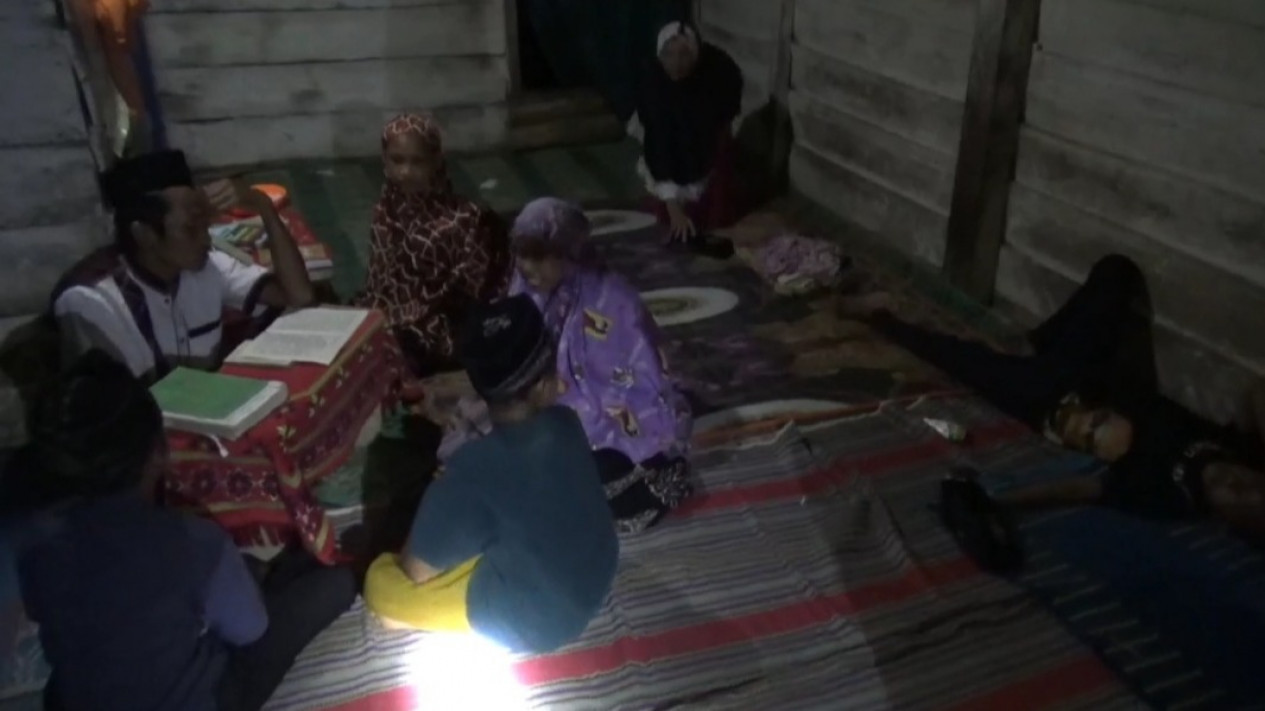 Aktivitas Keagamaan Warga Dusun V Sungai Deras Pali Ketika Malam Yang Belum Ada Listrik
            - galeri foto