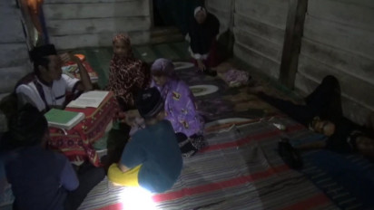 Aktivitas Keagamaan Warga Dusun V Sungai Deras Pali Ketika Malam Yang Belum Ada Listrik
