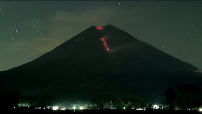 Gunung Semeru Semburkan Guguran Lava Pijar Sejauh 2 Kilometer, Ini Himbauan PVMBG