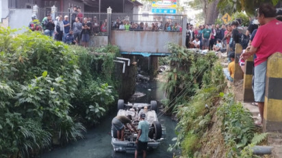 Lupa Menarik Rem Tangan saat Parkir, Mobil Sedan Terjun ke Sungai di Kota Batu