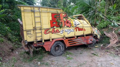 Truk Angkut 25 Orang di Probolinggo Terguling, Belasan Luka dan 1 Orang Meninggal Dunia