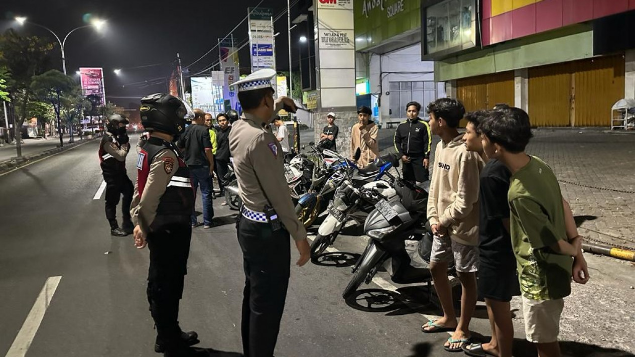 Meresahkan, Kerumunan Remaja di Gresik Diduga akan Balap Liar Dibubarkan Polisi
            - galeri foto