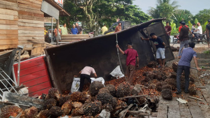 Ditabrak dari Belakang, Truk Muatan Sawit Terguling dan Timpa Rumah Warga