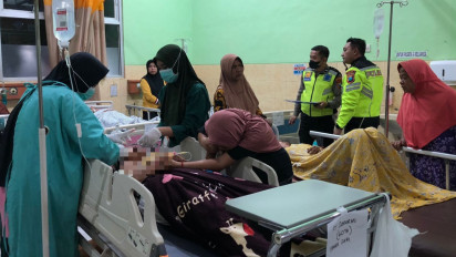 Truk Terbalik Akibat Rem Blong, Rombongan Takziah Korban Kecelakaan Dilarikan ke IGD Waluyo Jati Kraksaan Probolinggo