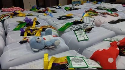 Tanda-Tanda Unik Hiasi Koper Calon Jemaah Haji Asal Madiun, Ada Gelas, Sandal Balita hingga Boneka