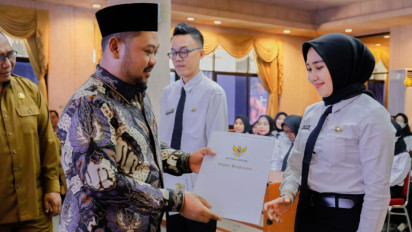 Serahkan SK Pengangkatan PPPK, Bupati Gresik Minta Warga yang Berobat Jangan Dicemberuti