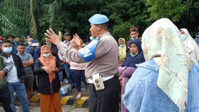 Minta Karyawan yang di PHK Kembali Bekerja, Puluhan Warga Blokade AQUA Solok