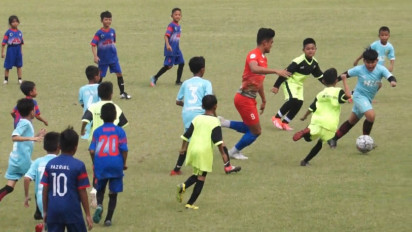 Beri Motivasi, Striker Timnas U-22 Ramdhan Sananta Bermain Bola dengan Puluhan Anak di Kepri