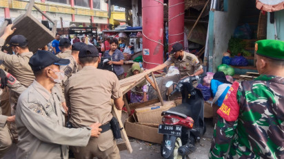 Satpol PP Kota Semarang Tertibkan Puluhan PKL di Kanjengan dan Karanggan