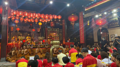 Umat Buddhis di Semarang Terharu Bisa Beribadah bersama Biksu Thudong di Kelenteng Tay Kak Sie