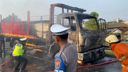 Truk Terbakar saat Melaju di Jalan Tol Perak - Waru, Surabaya, Ini Dugaan Penyebabnya