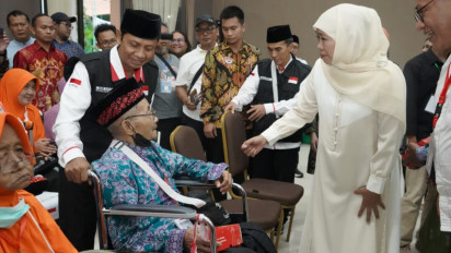 Hari Lansia Nasional, Gubernur Khofifah Peringati Bersama Jemaah Haji Lansia di Embarkasi Surabaya
